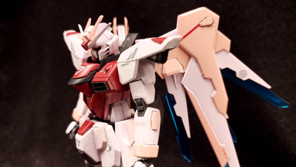 元は「スクランブルガンダム(F型装備)」を作った後の具のない天ぷらみたいなパーツ群をどうしよう?というところから始まったのですが、その中で思いついたのがこの立像設定でした。武装が乏しいのを逆に物語にできないかな、と考えたのです。SEEDからDESTINYに繋がらなかったもしもの世界の設定としたわけですが、DESTINYから登場した人物にはDESTINYに繫がらないなりに自分の心に決着をつける機会があったのではないかな……というつもりです。