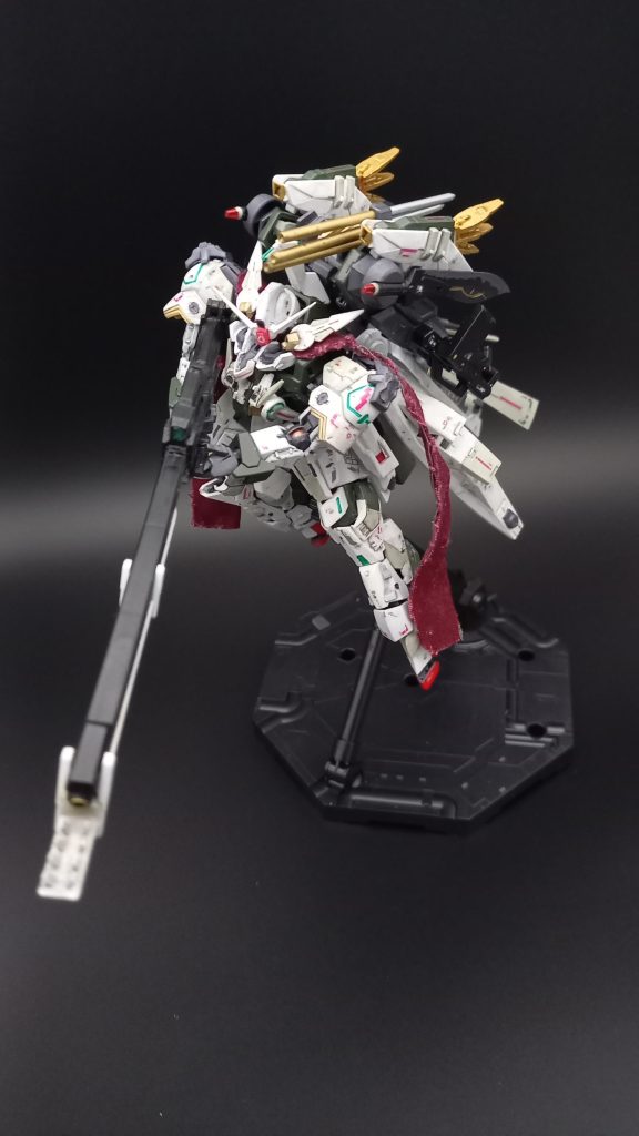 背中にフラウロスのエイハブ・リアクターを回収→修理→改造→装備機体にブーストしてダインスレイブを打ちゃいますブースト中は片目だけが赤く光りオッドアイになる設定です