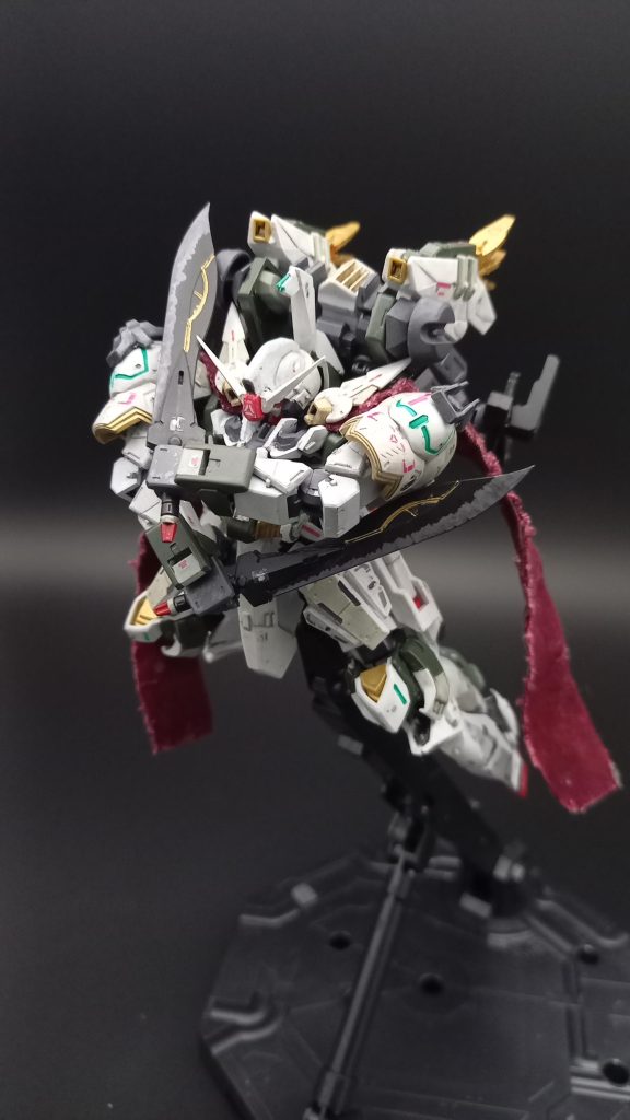 短剣はバエルと同じレアメタル製、設定ですマフラーはバルバトスのテイルブレードみたいに自在に動き弾丸を防いだりする設定です