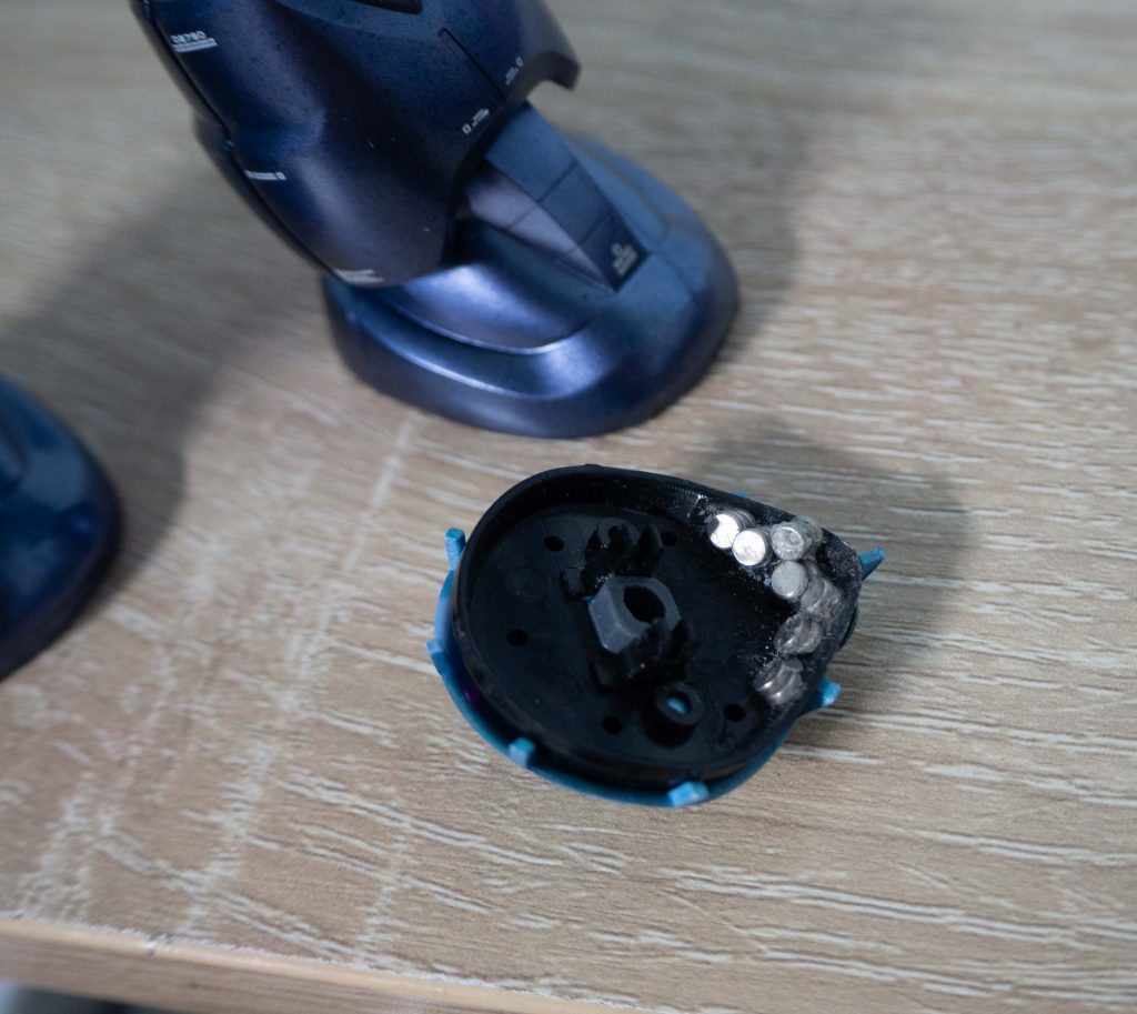 手持ちのネオジム磁石が、小さいのしかなかったので、瞬間接着剤と格闘しながらなんとか貼り付けました。見た目汚いですが見えないからOK~