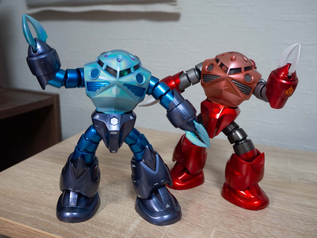 前回作成した赤いやつと。使用したガンダムマーカー:光の翼ホロブルーコスモメタブルーメタリックダークブルーメタグリーン(モノアイ)メタリックピンク(頭頂部ミサイル)