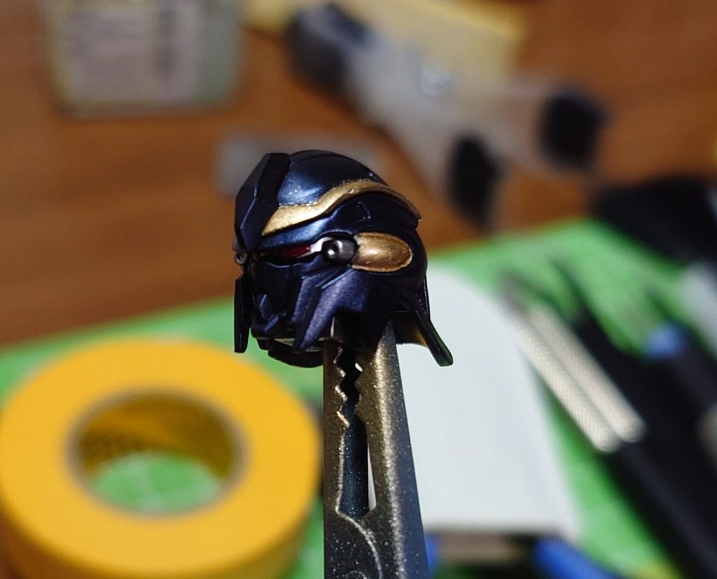 プリズムブルーブラックで塗装はとにかく初めてだったので上手くいくか心配でしたが、頭部を作った段階で「これはいけそう…!」となったのでガンガン進めました。ツインアイは蛍光のレッドで塗って光らせても良かったかな…