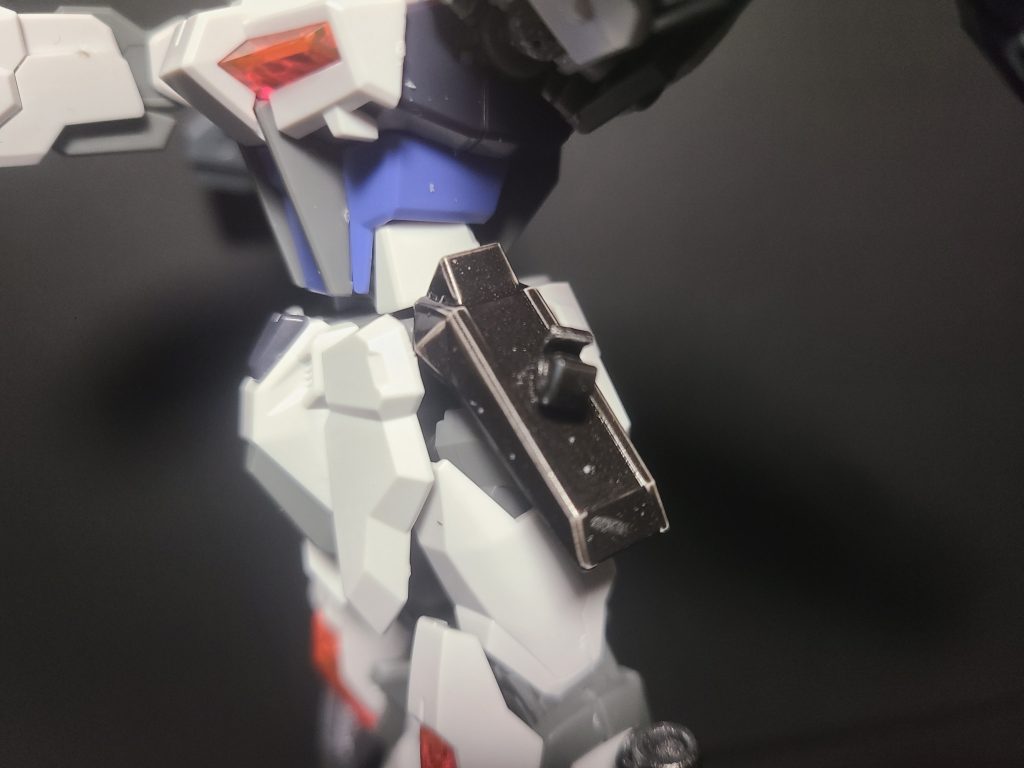 余談ですが、何故異質な黒い武装やパーツがあるかと言うと、昔作ったEGストライクのパーツを流用したからなんです。