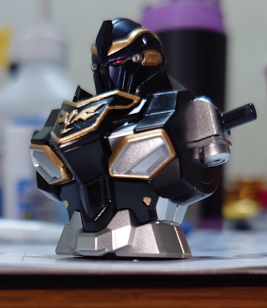 上半身の大部分が完成した状態。関節等は当初黒鉄色で進めようと思っていたのですが、それだとあまりにも黒黒しすぎてるなぁ…と。それなら落ち着きのあるシルバーにしてみよう…!とシルバーで。結果的にこれで良かった。