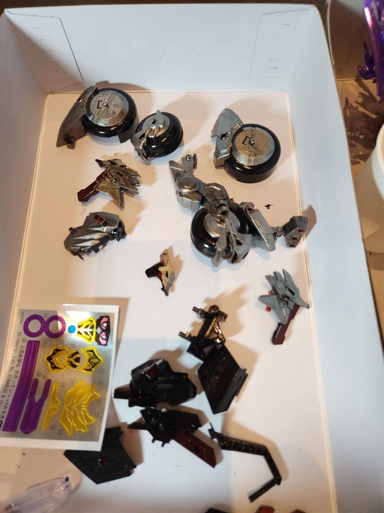 ホビーゾーンの店員さんとお店に来ていたお客さんを巻き込んで、何色が良いのか話し合い自分以外の皆さまの意見をチョイスし塗装中➰です(*^O^*)