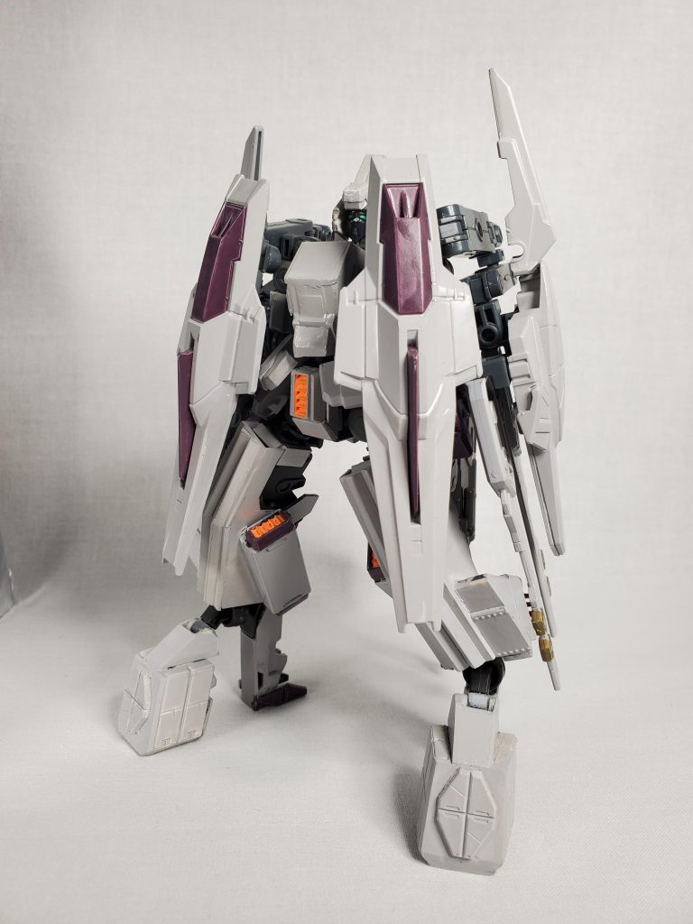 正面。全身が厚い装甲で覆われており、対モビルアーマーの最前線に投入されていたと思われる。