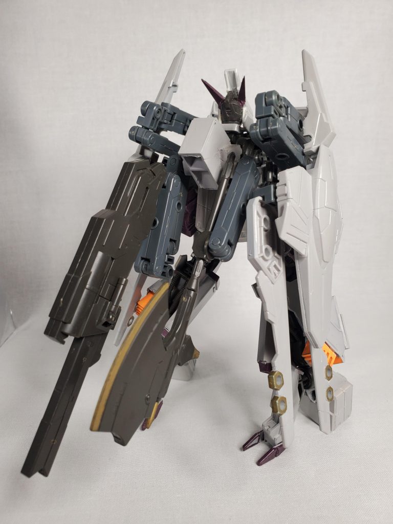 背面。背部に武装が懸架されている。現代のグシオンが装備しているハルバードが使用されているが、これは厄祭戦時に投棄されたと思われる物をテイワズが過去に(グシオンの正式装備とは知らずに)回収していた為。回収した装備は紛失していたが、データは残されていた為再生産された。その際、コスト削減の為希少金属パーツがレアアロイに置き換えられている。