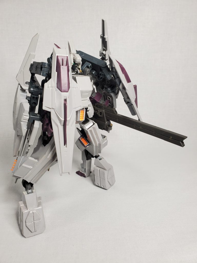 固定式レールガン背部のサブアームで接続され、左腕で固定する事で射撃することが出来る。また、射撃の指示はサブアームを介してコックピットからの電気信号で行われる。その為、グリップ部分にはトリガーが搭載されていない。