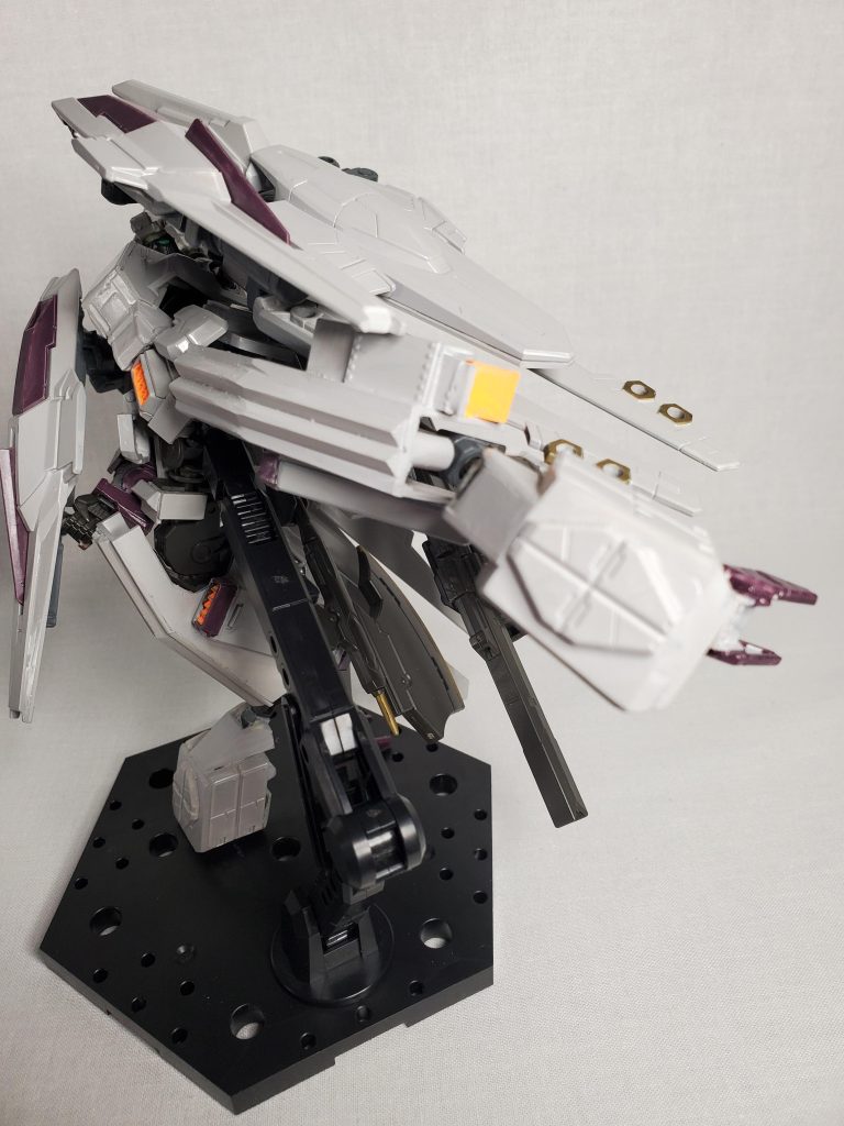 脚部は大型化されており、爪先を質量兵器として使用する事が出来る他、踵には衝角が搭載されているため、踵落としでモビルアーマーに打ち付けて本体を固定、ゼロ距離での攻撃が期待される。腿から脛に至るまでの巨大な装甲に流線型に取り付けられた衝角は、衝撃を受け流しながらモビルアーマーや随伴するプルーマに攻撃を与える為の物と思われる。