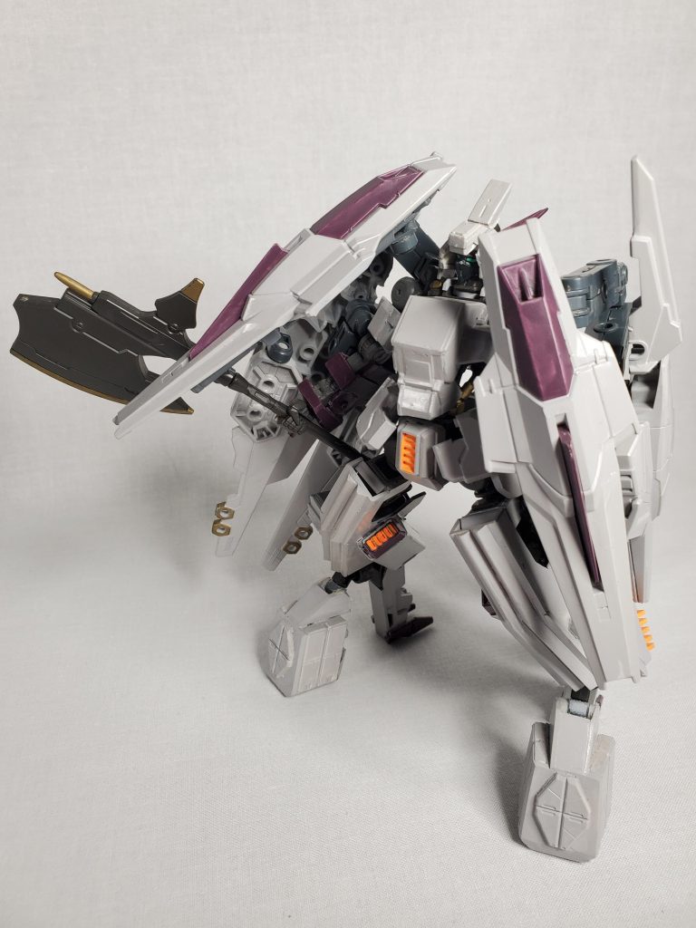 ハルバードはグリップを縮めて取回しを良くすることが出来る。