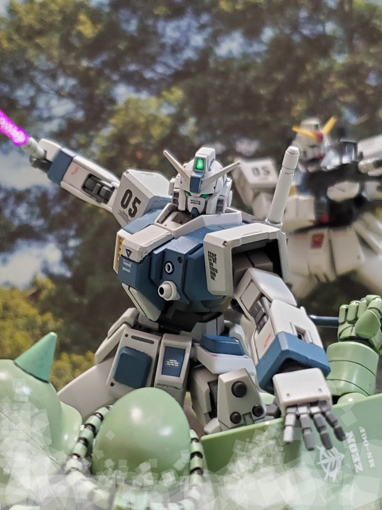 第05MS小隊は1、2号機によるツートップ✌️3号機の援護アシストが戦闘フォーメーション👍隊長のバルザリー少尉は小隊指揮の才覚もあり、部隊は次々に戦場で戦果を挙げる🤩🎵陸戦型ガンダム初期生産型は後期型に比べてRX-78のパーツを多く使用しているため、基本性能が高めである🎵バックパックはRX-78と同様のものでビームサーベルも背面装備✨ビームライフルも標準装備しシールド🛡️も大型タイプを装備している😊脚部には後期型では排除されたスラスターバーニアを搭載している👍