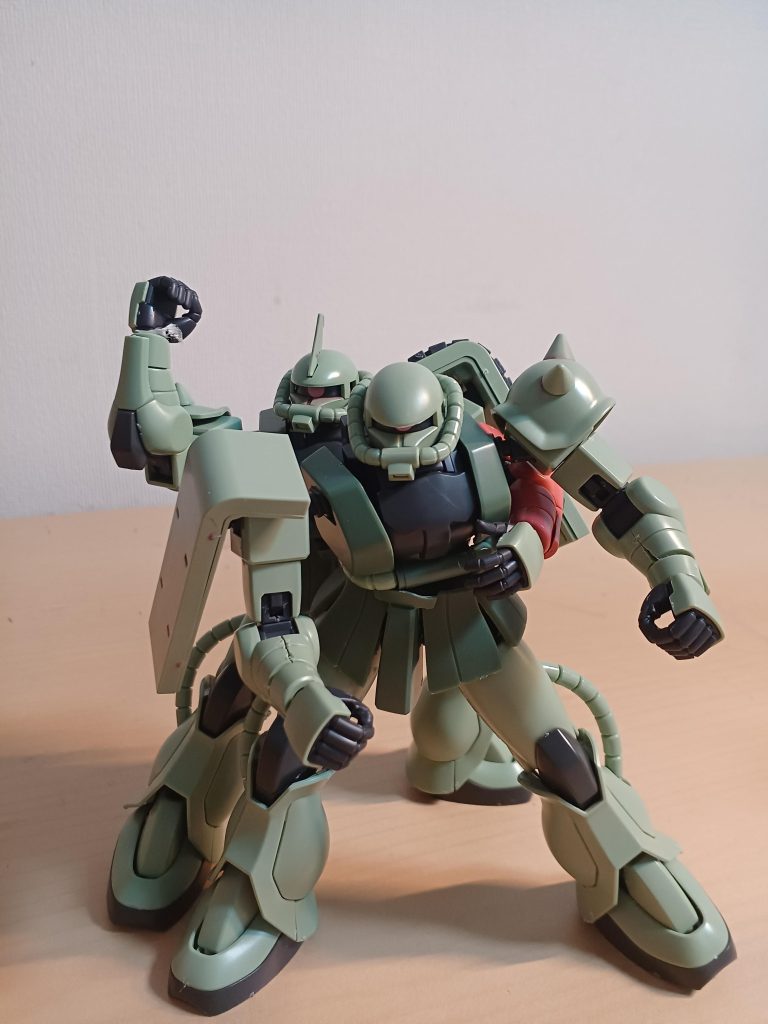 シェード「終わったぞ。アルダもそのまま引き上げてくれ。」アルダ「(これが...隊長の実力!)」シェード「おい。大丈夫か。」アルダ「あ、はい。」アルダ•トートス性別:男年齢:19才温厚な家庭で、父、母との3人家族で、父はジオン軍艦隊で自分も戦に挑むことを選んだ。