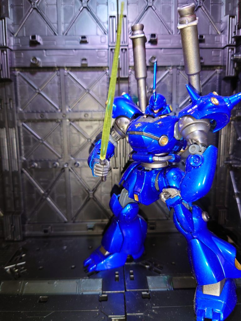 表面処理をひたすら行い、クリアブルー重ね塗り。シュツルムファウストの穴はコトブキヤのパーツで埋めました。マスキングはせず、ゴールド筆塗りで対応。モノアイはHアイズとラピーテープ仕上げ。