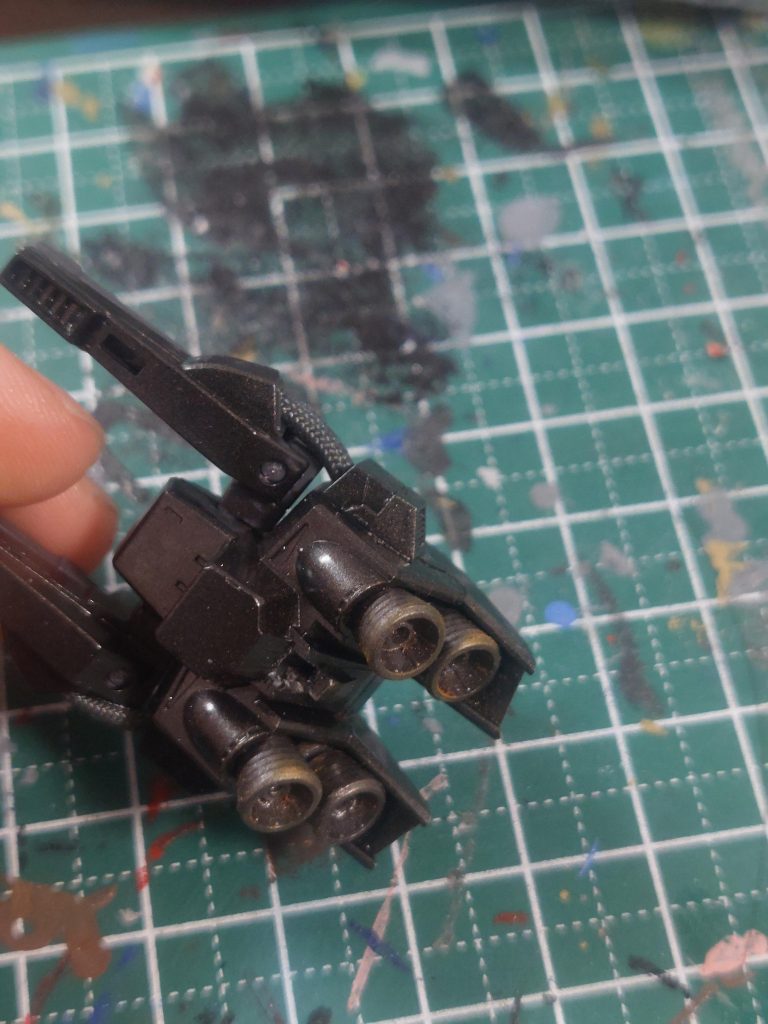 私ピンバイス持ってないんで、ニードルとデザインナイフだけで穴空けてますわ、この穴空けるのに指二本が犠牲になりましたとさ