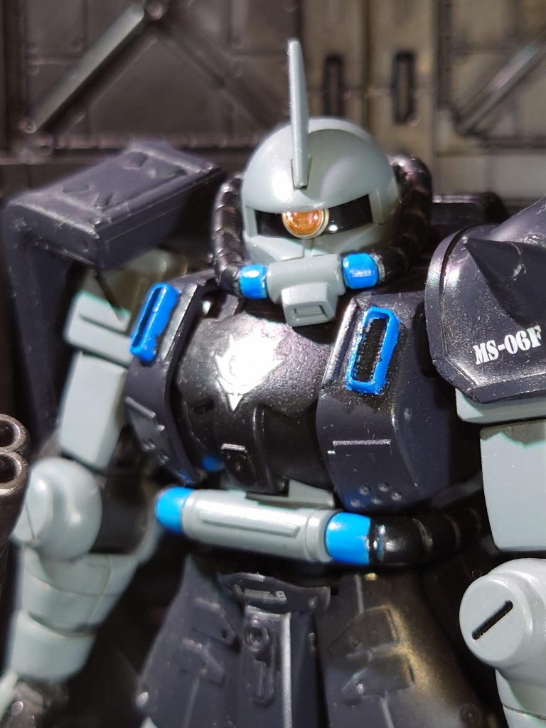 何も考えずHアイズと金属パーツを取り付けたら上目遣いに（笑）