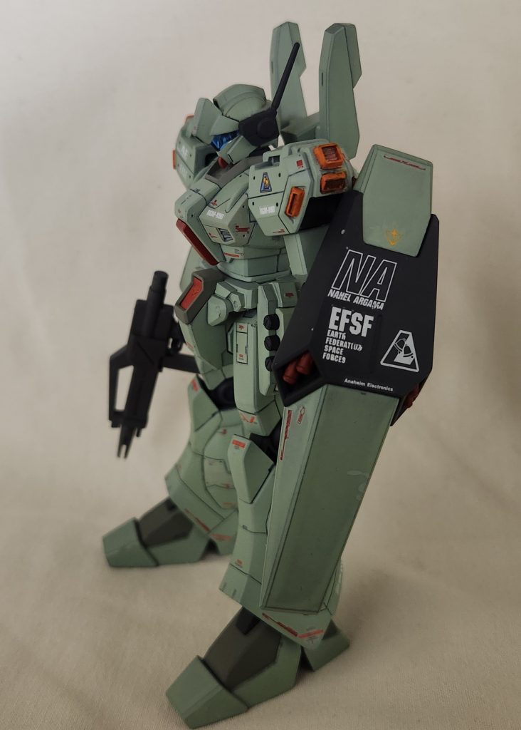 両肩の姿勢制御用バーニアはカスタムパーツにして強調。凄く分かりづらいですが、色分け塗装をしてます。