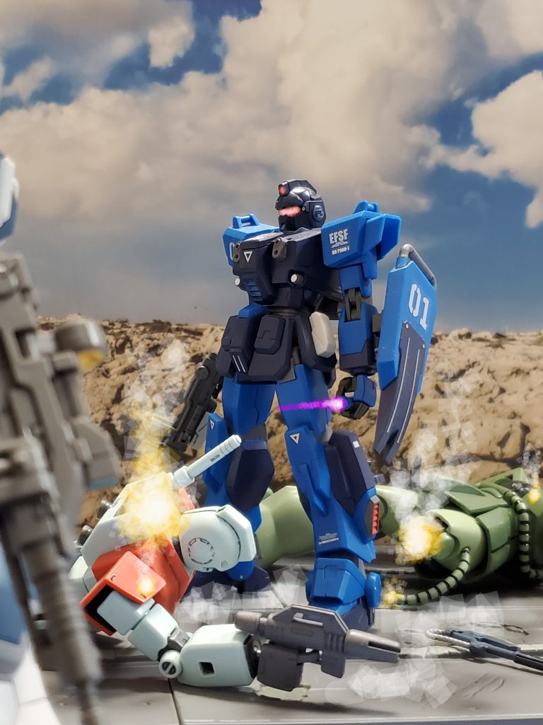 応援要請から数時間後、小隊が連邦軍ベースに到着したが戦闘はすでに終了しているようだった…😔しかし、その戦闘後の光景は異様❗両軍のジムとザクが破壊され倒れている…その中心に蒼いMSが1機たたずむのみ❗バルザリーたちには、まるで両軍に裁きを下した軍神のように見えたのであった…👀クリエ軍曹が蒼き謎のMSを照合しても登録機体に一致しない💦不可解な謎のMSと状況に困惑しているその時❕蒼き謎のMSが動き出す👀💡