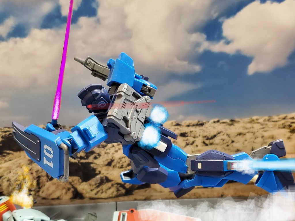 突如❗その機体はバルザリーたちに猛然と接近してきたのである😱💦危険な匂いしかしないこの機体に対し、バルザリー少尉は咄嗟に緊急散開して迎撃を命ずる💥蒼き謎のMSは尋常ではない速度で急接近~🥶💦