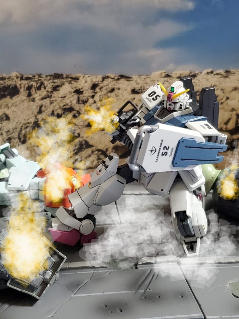 遮蔽物のないエアポートで、ナオ軍曹の2号機は迎撃指令と同時に素早く破壊されたMS群の中に飛び込み、破損機体を隠れ蓑にして100㎜マシンガンを打ち込む💥場数とパイロットセンスのあるナオ軍曹は的確な判断で迎撃する👍✨