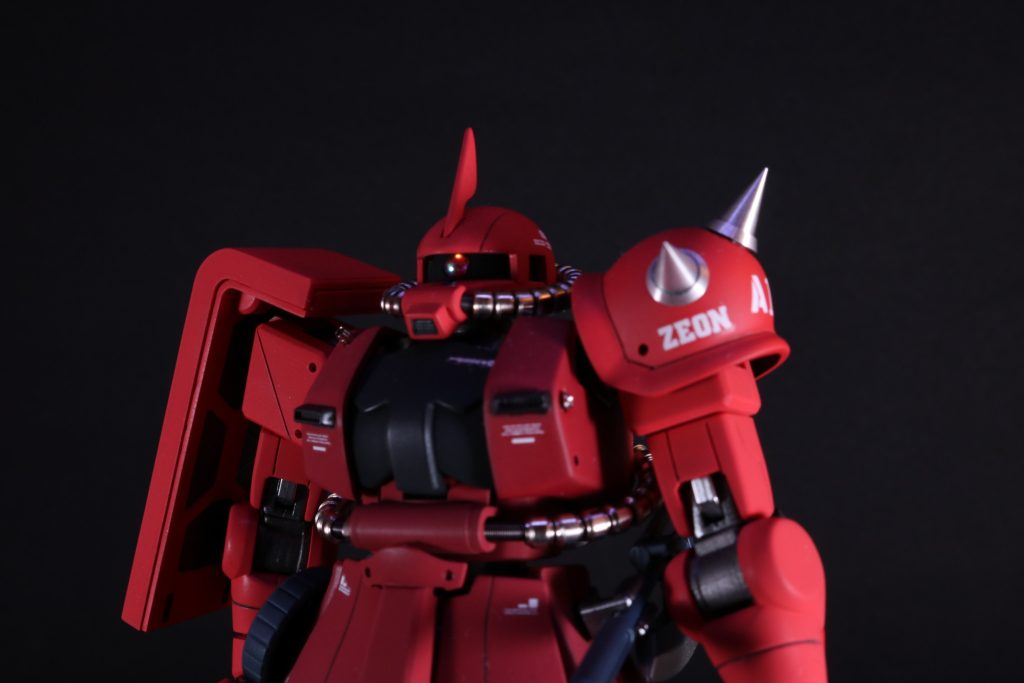 ハイキューパーツさんからふんだんにメタルパーツを集め取り付けてます。メタルパーツの塗装に悩みました。シャアザクなら赤くするべきかと思いましたが、メタルパーツの質感を生かす方向で製作。