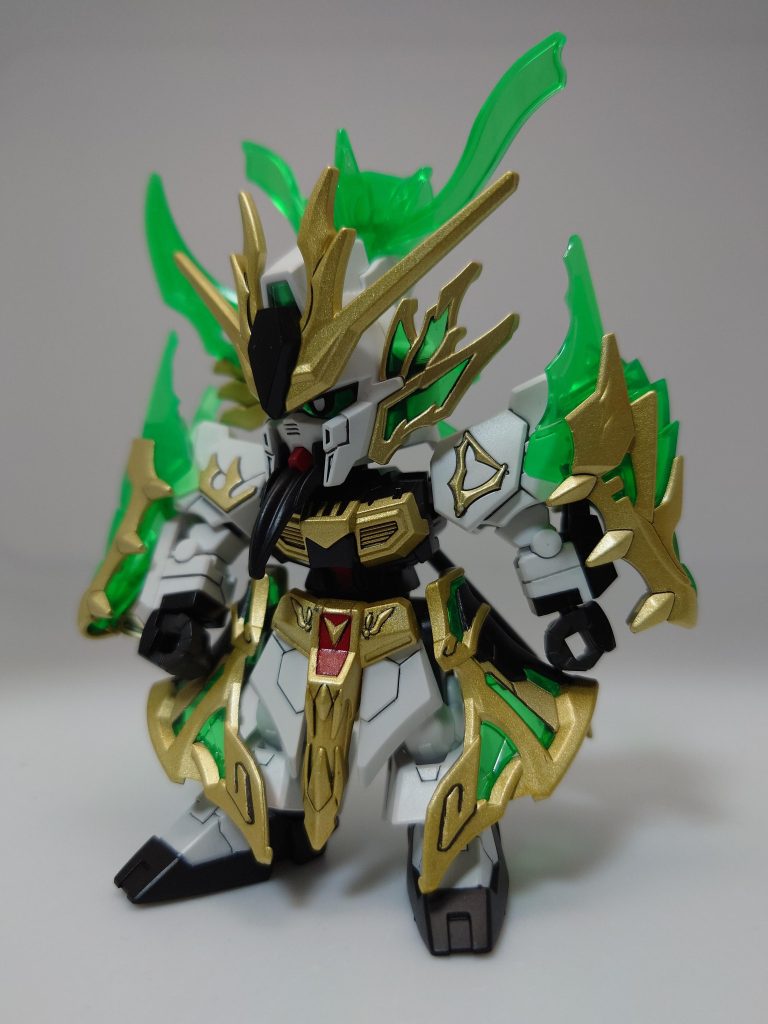 最低限のスジ彫りと墨入れを施し白黒部分はつや消し、ゴールドとクリアグリーン部分はつや有で仕上げました。HG,RGと違い、SDは色違い箇所がパーツ分割されていないので作るのは簡単だけど塗り分けのマスキングに非常に手間がかかると感じましたが、逆にマスキングと塗り分けの練習にはSDがおススメですね色んな反省が見えて作ってみて良かったなと思いました