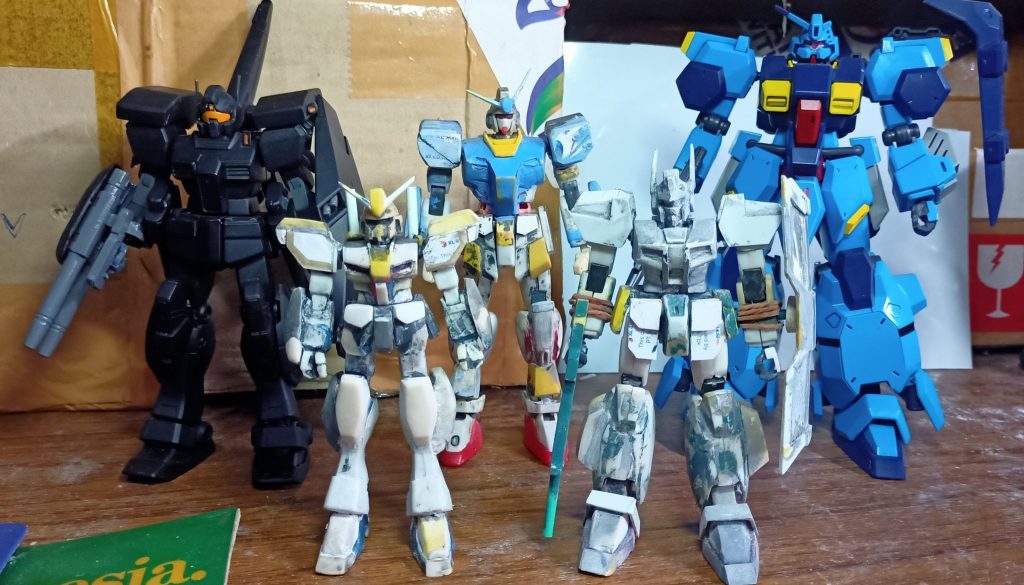 HGUC F89と一緒に制作中の写真