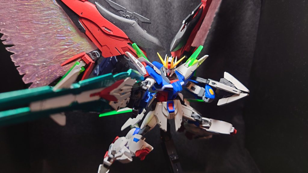 最後にSEED打ち風で決め。HGCEデスティニーをベースにマルコシアスやAGE-FX、30MMのパーツを使って作りました。バックパックの翼の形状変更に伴って、デスティニーに元々付属していた光の翼が取付けできなくなったので自作。透明プラ板を切り出して、ジェルメディウムを塗って爪楊枝で放射線状に筋をいれてビームの放射をイメージ。塗装はガンダムマーカーエアブラシシステムを使ってトランザム ホロレッドを吹き付けました。もう少し赤みがあっても良かったかも。「SEED FREEDOM」では、今のところデスティニーの新型が出る気配が無いのですがどうなんでしょうかね。どの様に話が進むのか、今から気になってしょうがない。ここまで見てくださり、ありがとうございました。