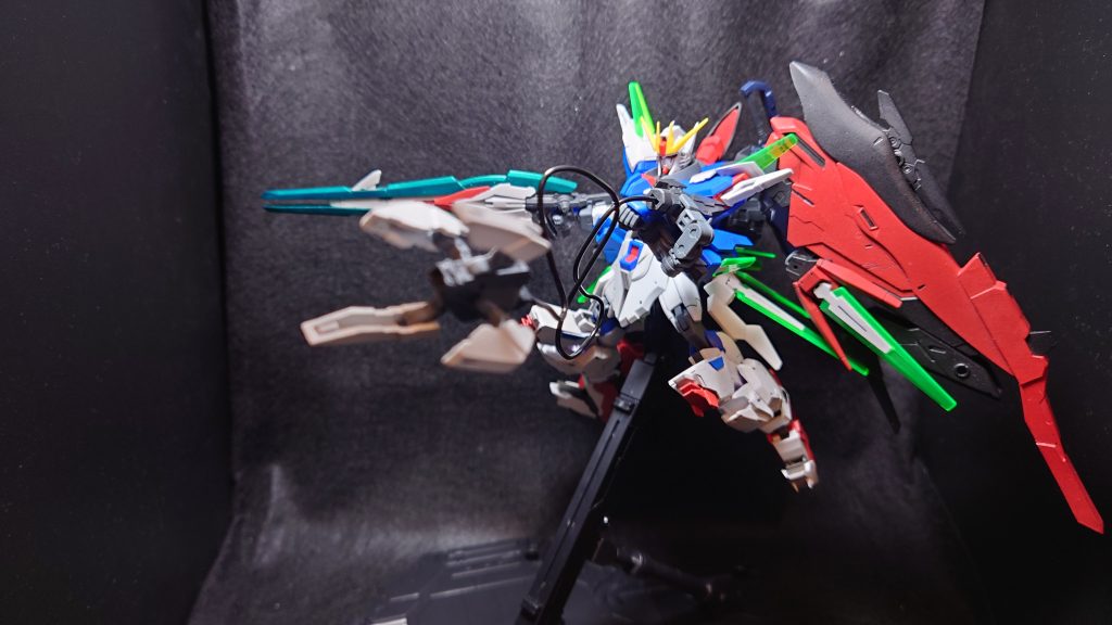 リード線で射出の演出もできます。敵MSを掴んでパルマフィオキーナの様な使い方もできます。