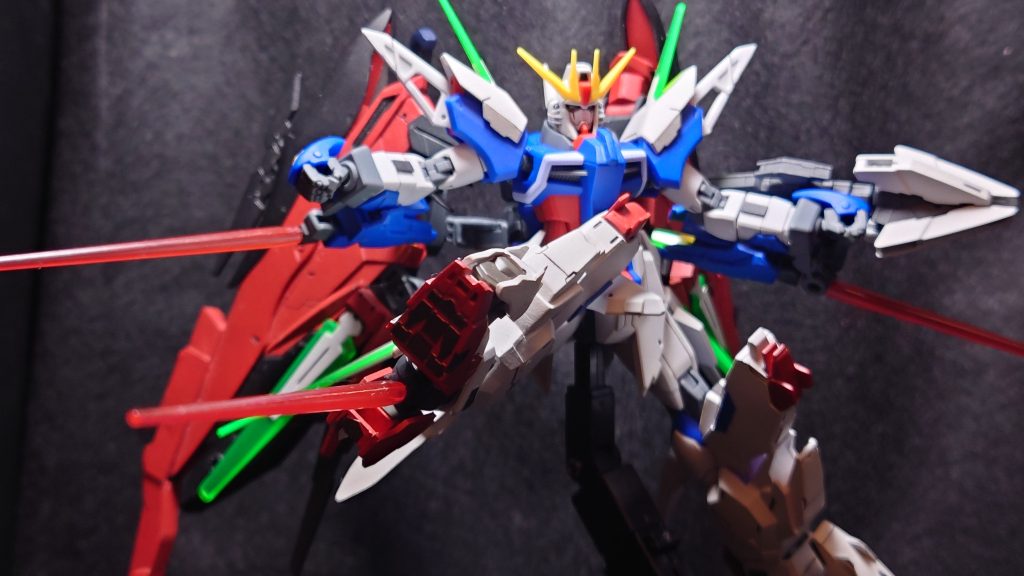 両腕と両足裏にビームサーベル発生器を搭載。ユニコーンやアルケーを意識しています。