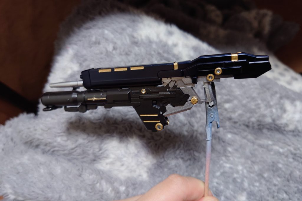 最後に武器。バズーカもプリズムブルーブラックにするとライフルと差別化できなさそうだったのでバズーカ部分だけは黒鉄色で仕上げました。大きい……。後寒すぎてこの時は毛布に包まってましたw