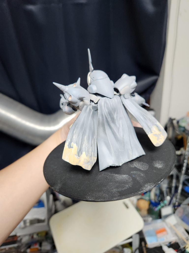 マントは30MMのオプションパーツをカット&パテ盛り延長