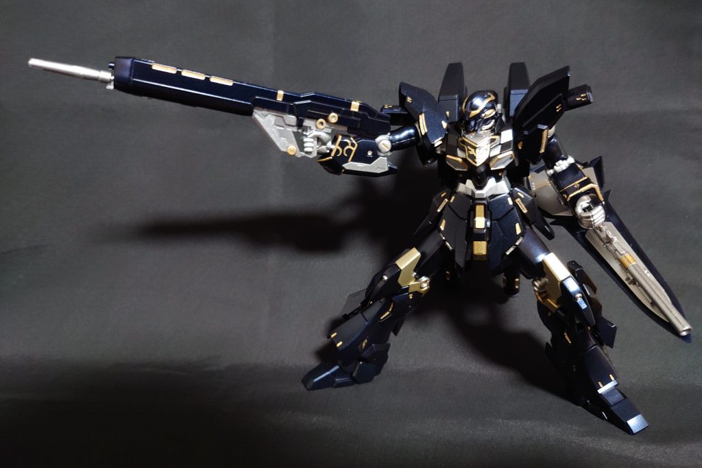 ポージング悩み中の一コマ。ライフルの下にバズーカ装着したら重すぎてヘタったので外してなんとか…😭