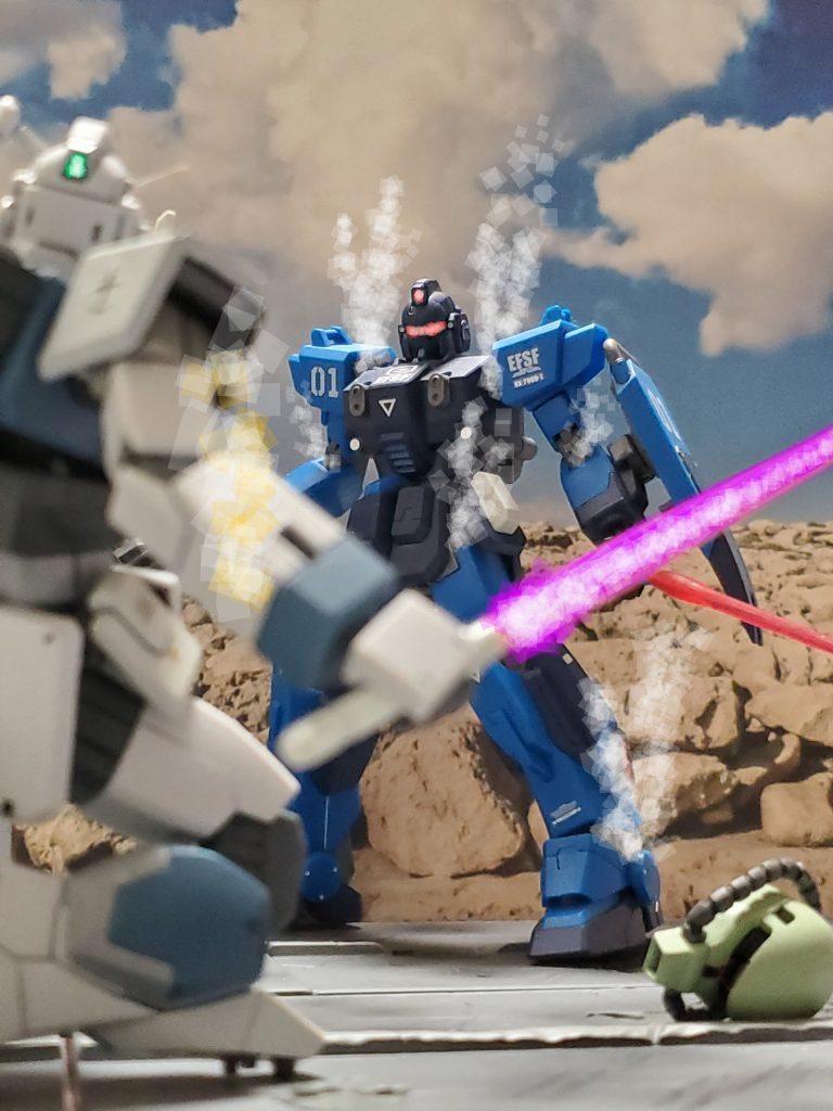 その時❕突如として蒼き謎のMSの各所から異音と共に噴煙が上がり始める👀❗向こうも限界が来たのか噴煙をまといながら戦場から離脱していく…💨第05MS小隊は恐るべき機体の猛攻に耐え抜いたのであった…😵💨