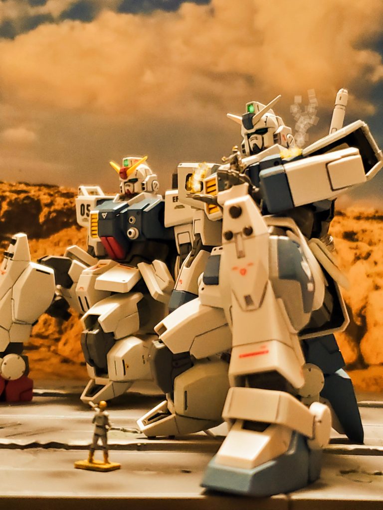 夕陽が辺りを包む中、ようやく安堵し悪夢のような出来事から全員生還した喜びを分かち合う小隊の面々😌🎶第05MS小隊はこの後も北米戦線で活躍し、1人も欠ける事なく終戦まで戦い抜くのであった…💫以上、私の妄想イメージによるRX-79(G)陸戦型ガンダム初期生産型、及び後期生産型の活躍ぶりでした~🤩🎵