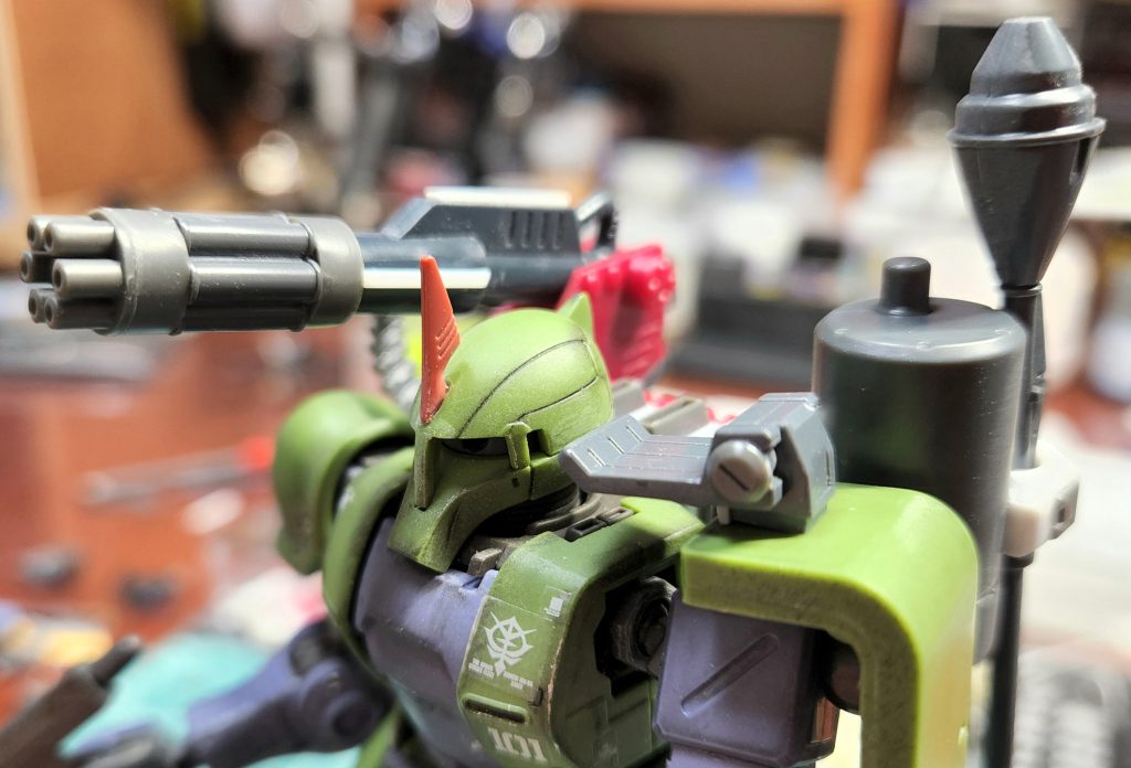 右側にガトリングを取り付けてあるのでバズーカは左側で構えることになるのでシールドを左肩に変更してHGUC版ザクIのバズーカラックをシールド上部に取り付けてバズーカを構えやすくしてます。この段階ではシャアザクのブレードアンテナが付いてますね。