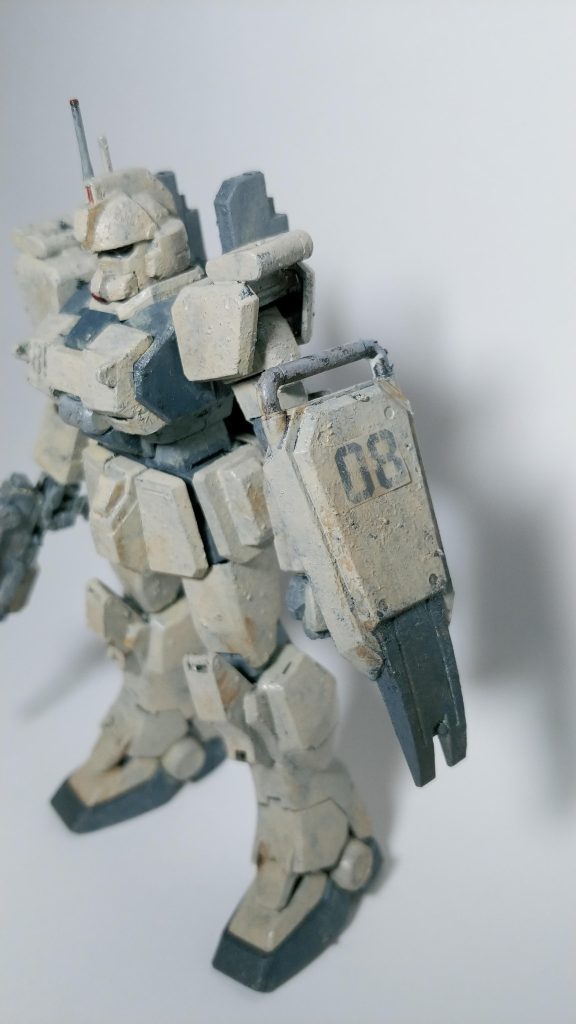 シールは貼ったあとに塗料をのせてなじませて…ってシールドのシールが剥がれかけてる…