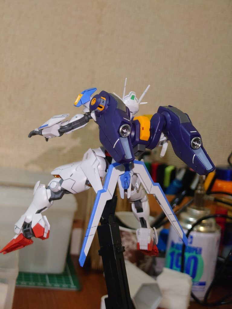 フライトユニットのバーニアをメッキシルバーで塗装しました。完全に乾く前に触ってしまい、汚れた感じになってしまいました。