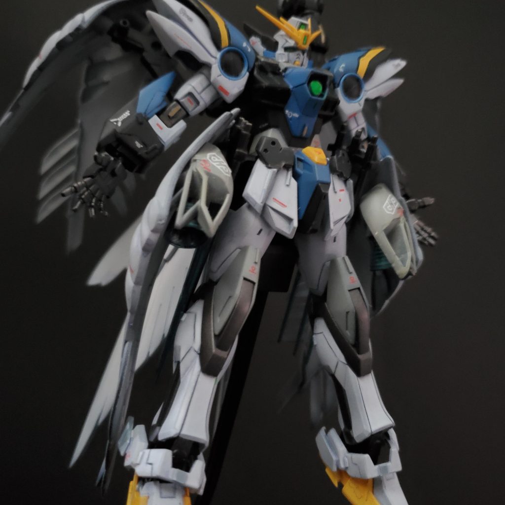 制作中に下半身が破損、合わせ目地獄でしたのでEGストライクの脚部を使用。羽根はＳＤウィングガンダムゼロのを集めました。