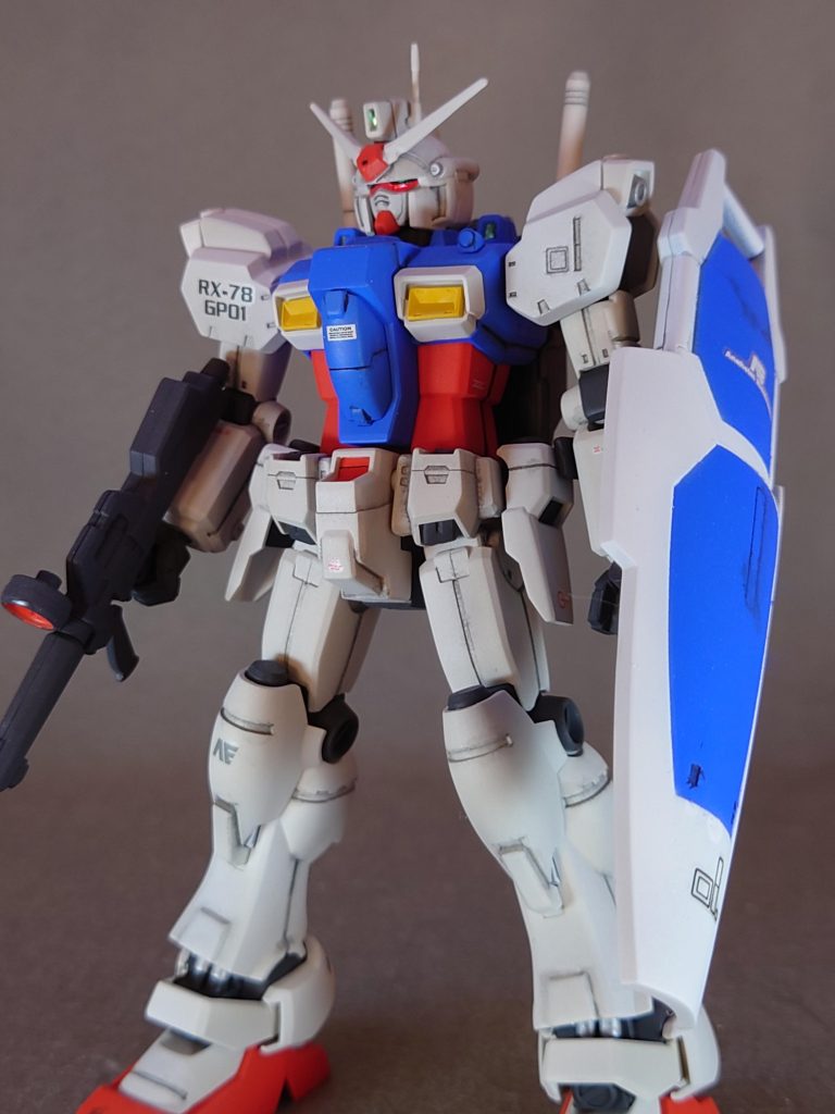 一応自分が忘れないようにするのを兼ねてカラーレシピをば。下地: サーフェイサーEVO白: GXクールホワイト(Mrカラー)赤: 焔朱(バーチャロンカラー)青: アイスコバルトブルー(バーチャロンカラー)黄色: らいとおれんじ(メカトロウィーゴカラー)武器&ランドセル: MSファントムグレー(ガンダムカラー)関節: メカサフスーパーヘヴィバーニア等シルバー部: ブライトシルバー(ガイアカラー)