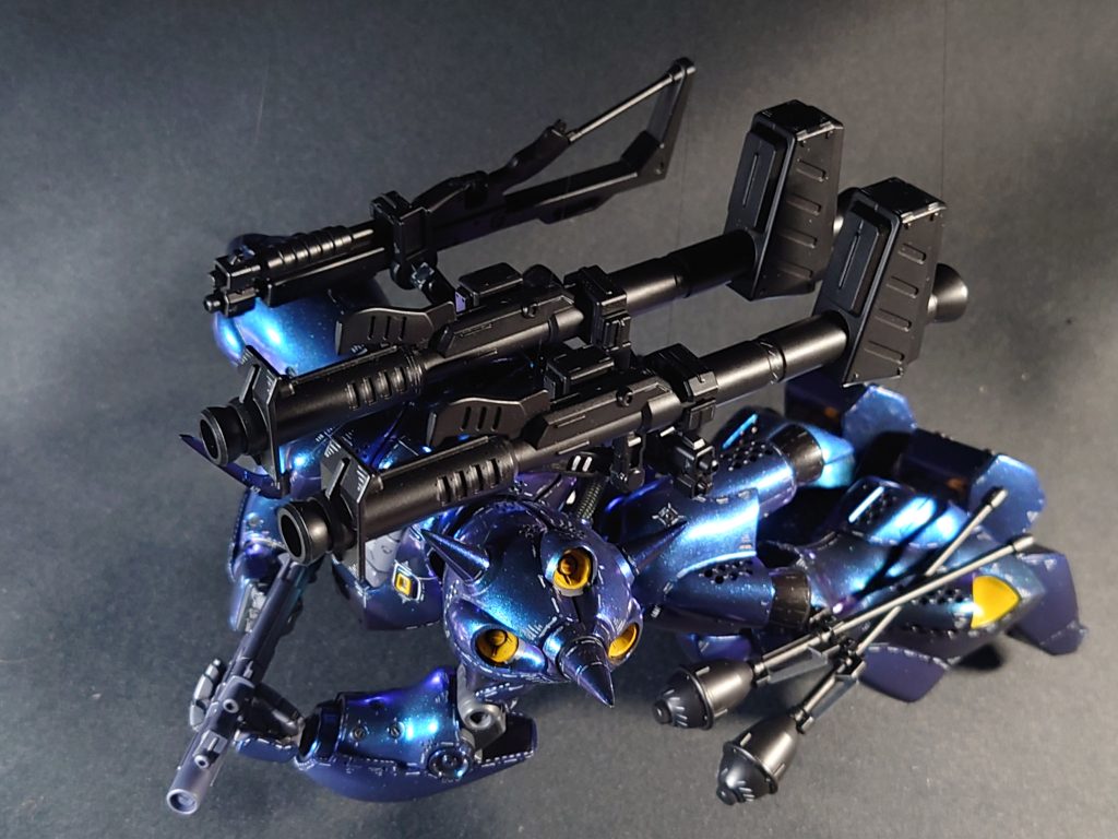 やはり、この滑空ポーズは外せないのですが、アクションベースとの接続が難しいのと、ダブルジョイント化した股関節が弱くて、飾り台は諦めました。なので毎度同じみのワイヤーアクションですね〜