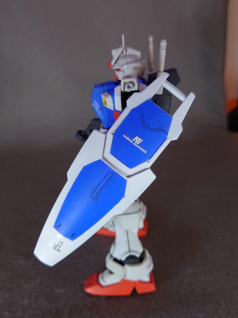 側面から。このシールドの塗り分けが一番キツかった···。コレ元々は白一色だったんだぜ···?