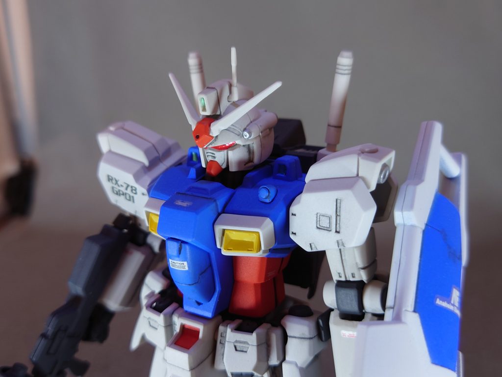 上半身。胸のVマークは個人的にあまり好かなかったので削り落としました。あと目はシール貼りましたがまともに見えませんね······。仕様なのか私の貼り方がダメなのか、コレガワカラナイ。あと頭と胸のカメラやセンサーはシール自体付属してなかったのでラピーテープを貼ってます。