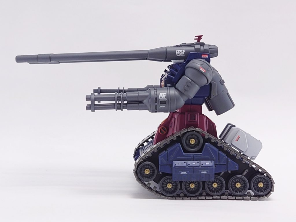 真横からだと腕以外はフツーのガンタンク😁ガトリングはパイプを通す穴を同じ位置に開けるのに苦労しました😅