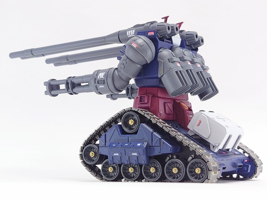 個人的にはこのアングルがお気に入り✨初めてのスタイル変更で大幅改造だったのでかなり手間取りましたが、色々と考えたり楽しかったですね😁でもチョイ足しの方が性に合ってるかも😅まあ、イメージしてたガンタンクらしさを残しつつ4砲身化は達成出来たので満足です🎵初めてにしては良く出来たと自画自讃しときます(笑)