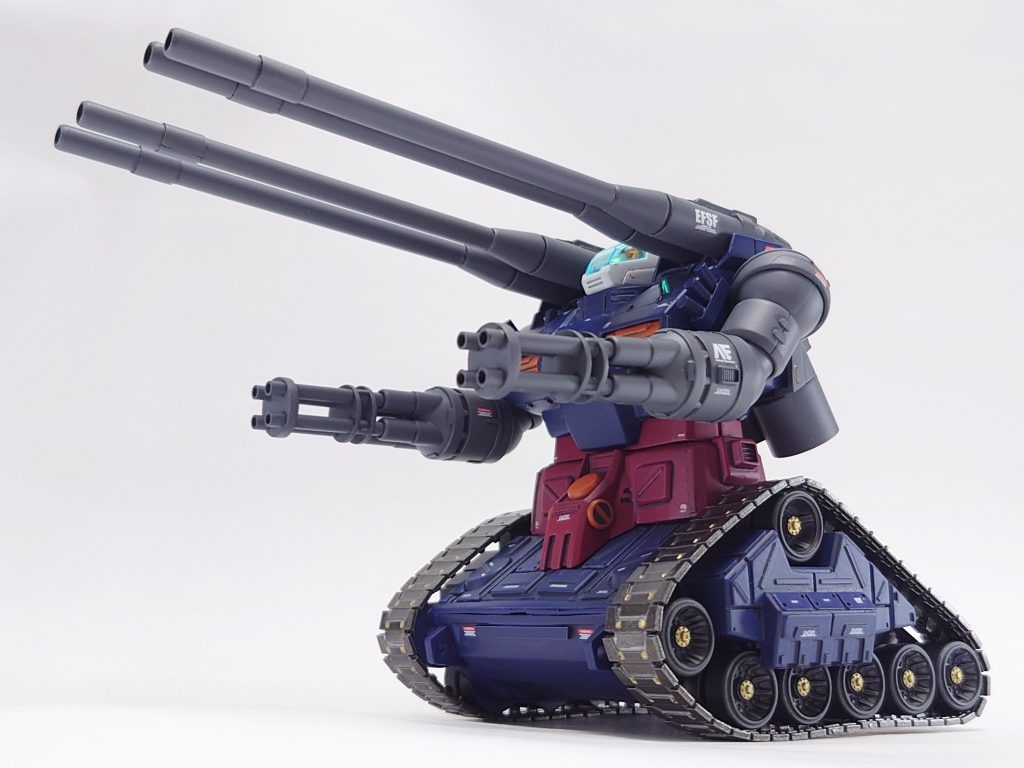 作業内容は横幅を20mm延長、4砲身化、砲身長さを30%増し、両腕をガトリングに変更、背部排気口を2連→4連に変更、胸部にセンサー追加(UVレジン封止あり)、胸部にスモークディスチャージャー追加、各所にダクト追加、腰部前面の左右にある黄色いパーツをマイナスモールドに変更、キャタピラカバーの延長、後部用にコンテナ作成、アンテナのシャープ化、スジ彫り、プラ板貼り、筆塗り全塗(一部缶スプレー)、ガンダムデカール、ラピーテープ貼り、スムースクリア仕上げとなります😁