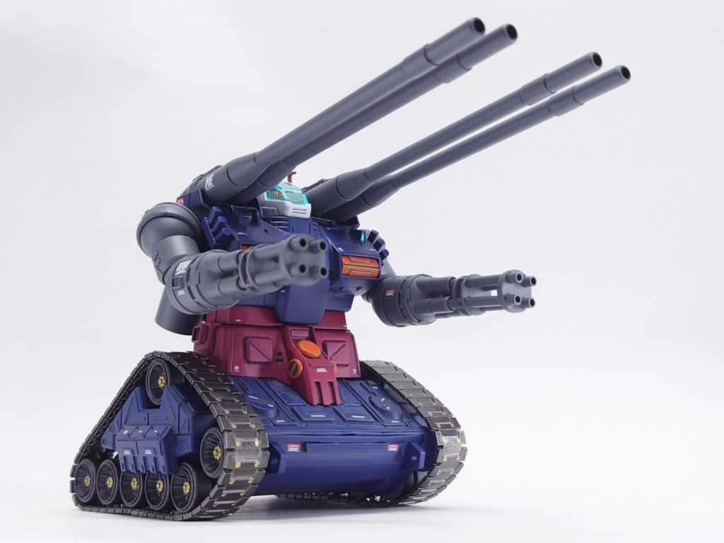 ガンタンクは下からのアングルがお気に入り🎵腰部前面の左右に付く黄色いパーツ、昔の温泉の湯量調整ノブみたいで昭和感漂って好きでは無いのでマイナスモールドに変えてみました✋