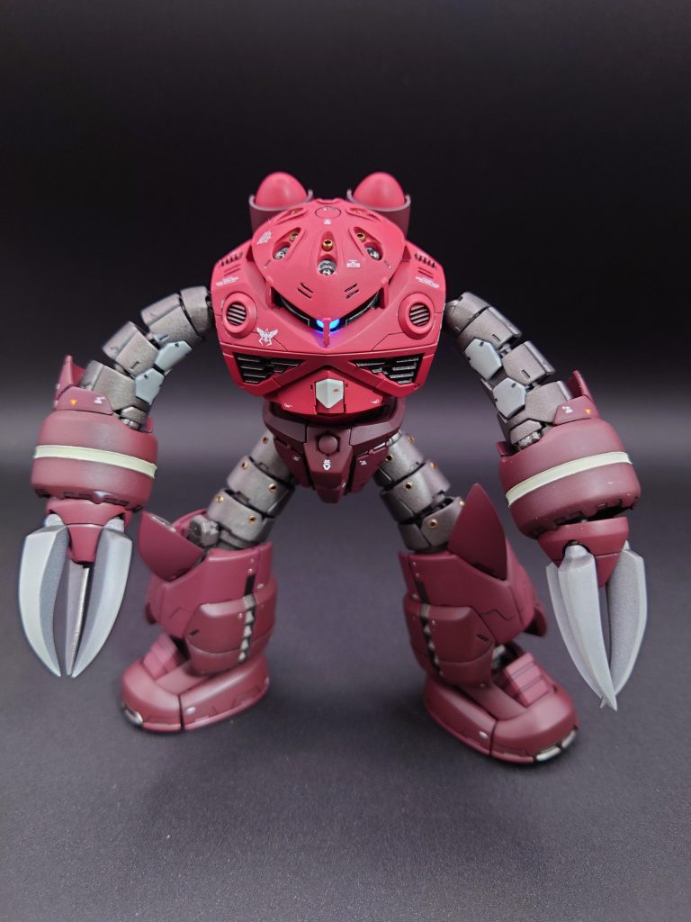 元より、出来の良いRGシャアズゴック！　改造点は、両腕のボアアップと爪の延長頭部バルカン追加　モノアイの電飾各所ディティールアップとスジ彫り追加　塗装は、シャア専用ORIGIN系で各所、メタルパーツ追加という感じです。