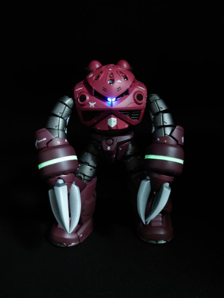 腕周りのボアアップした部分の白ラインは蓄光カラーで仕上げてます。