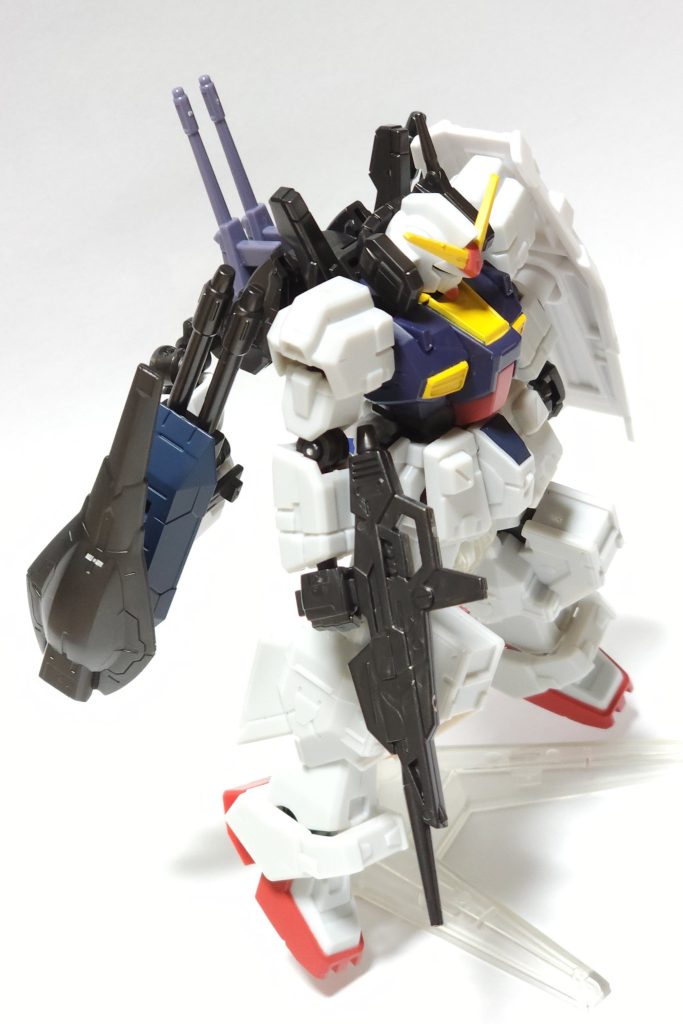 背負い物はリック·ディアスのバックパックをベースにビームキャノンを取り付けたような構造にしています。バインダーを取り付けるジョイントが肩のボールジョイントと同径だったので, 腕(BD-3のもの)を移植し, ブルーのダブルビームライフルを逆方向に取り付け, さらにその外側にBD系列のシールドジョイントを介してリック·ディアスのバインダーを取り付けました。