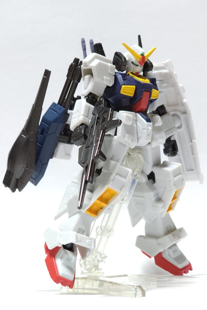 Gフレームの設計を生かして背負い物も作ってみました。Gディフェンサーと接続するであろうジョイントがバックパックのジョイントと同じ設計になっていたので, 他の機体のバックパックを改造して取り付けることにしました。